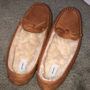 slippers/ moccasins